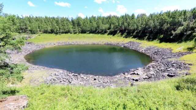 他驱车来到阿尔山国家森林公园,这里的风景太美了