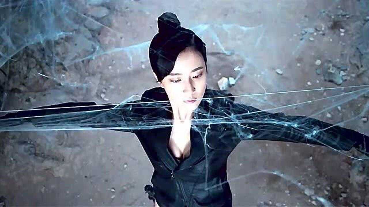 女版的张起灵,这小姐姐的身手真是了不得,娶回家我就天天跪搓衣板了