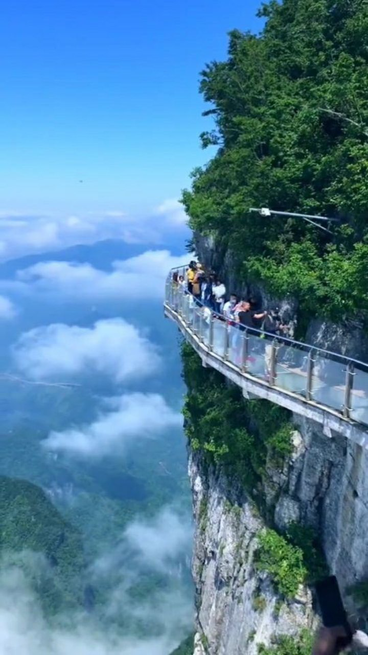 张家界今天拍摄的天门山盘龙崖玻璃栈道,好美的风景,让人陶醉