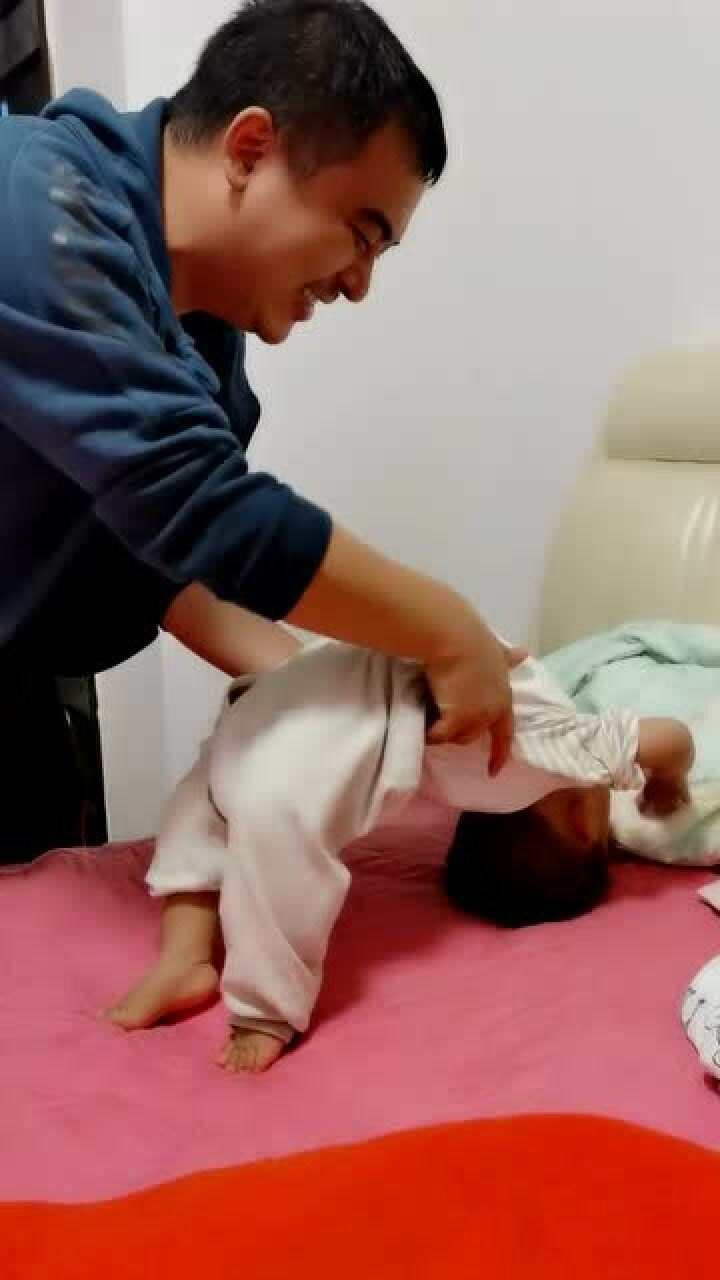 一个婴儿最后的倔强, 即使脚和头都挨着床面,但是腰必须得拱起来