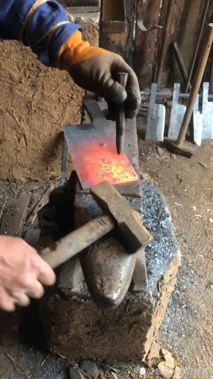 这才是工匠精神,铁匠全程古法手工做菜刀_腾讯视频