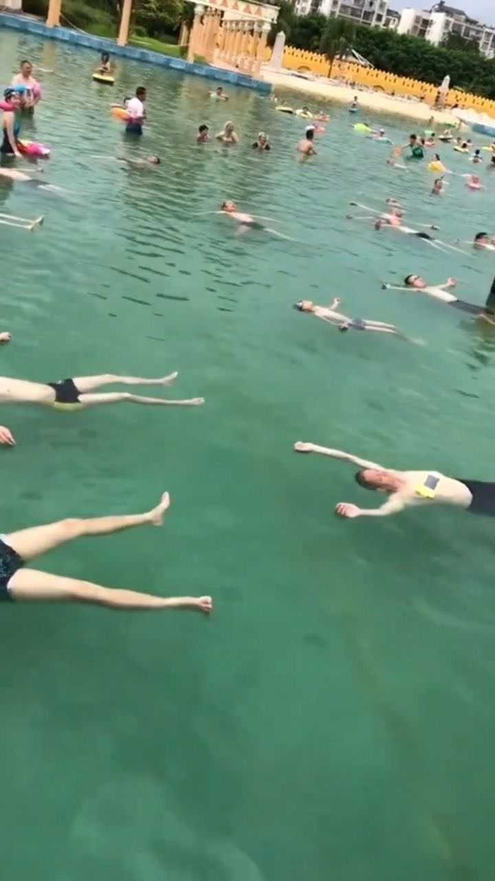 水上乐园竟然出现这样一幕很多人都浮在水面上把我吓出了一身冷汗