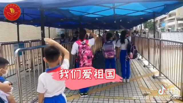 #国庆中秋双节同庆#在广州大学附属小学,我们每一天都这样无声地表白! 爱国,不是某时某刻,而是每时每刻!