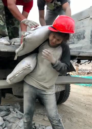 水泥姐身板虽小,但力气大,300斤水泥扛起来!