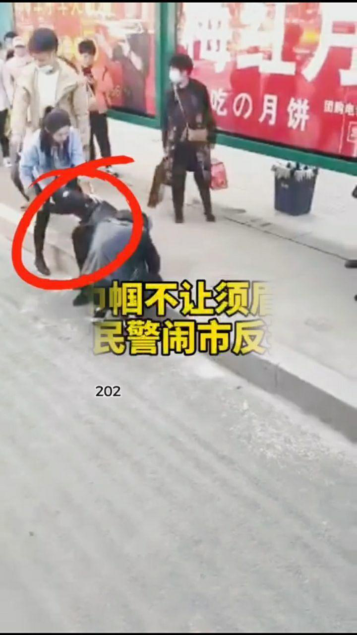 巾帼不让须眉女民警闹市反扒嫌疑人