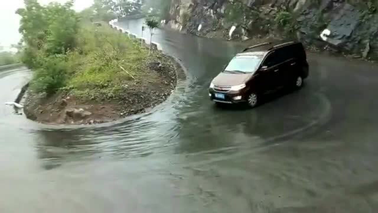 秋名山上的五菱宏光水渠弯道漂移过弯用实力告诉你什么是神车太酷了