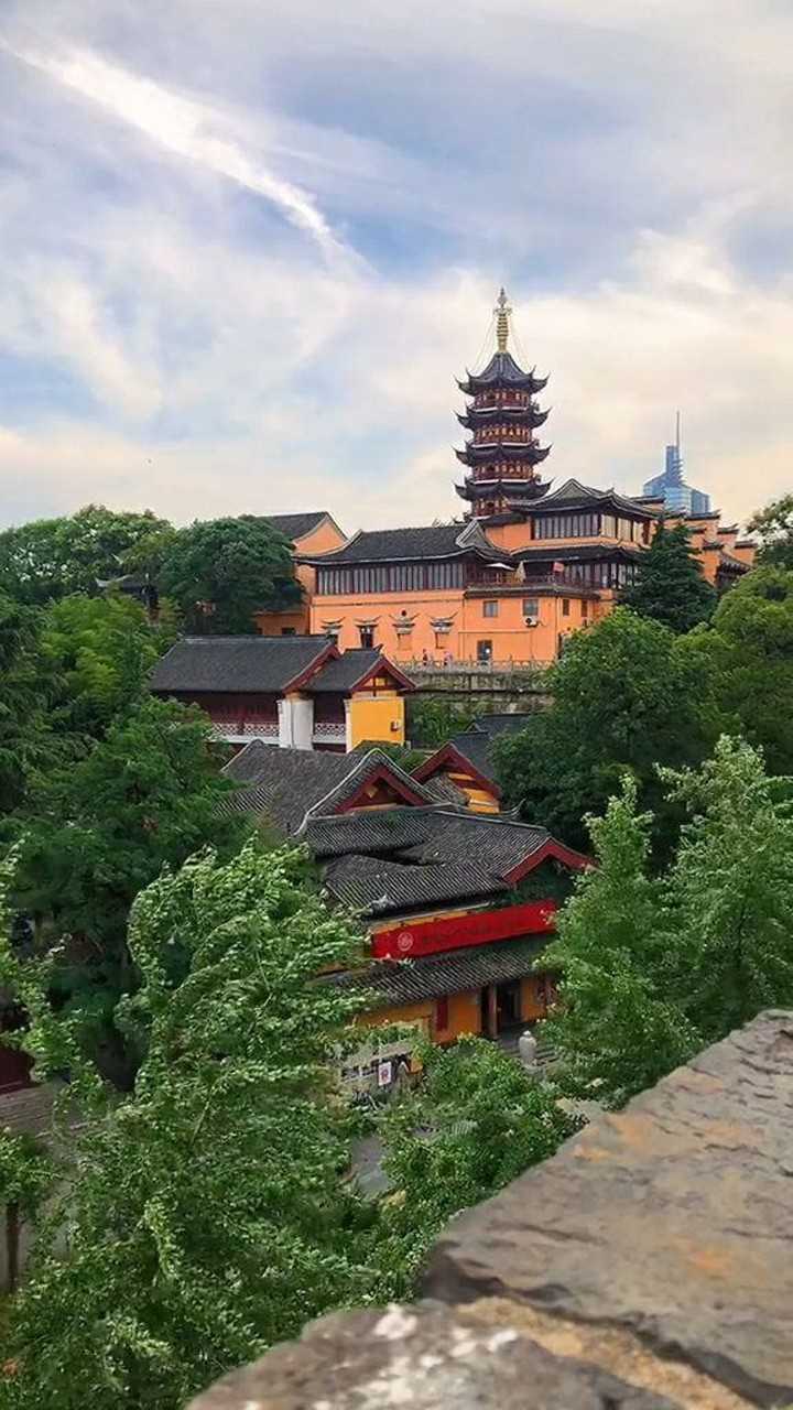 新白娘子传奇雷峰塔的拍摄地南京第一大名寺据说求姻缘超级灵但只适合