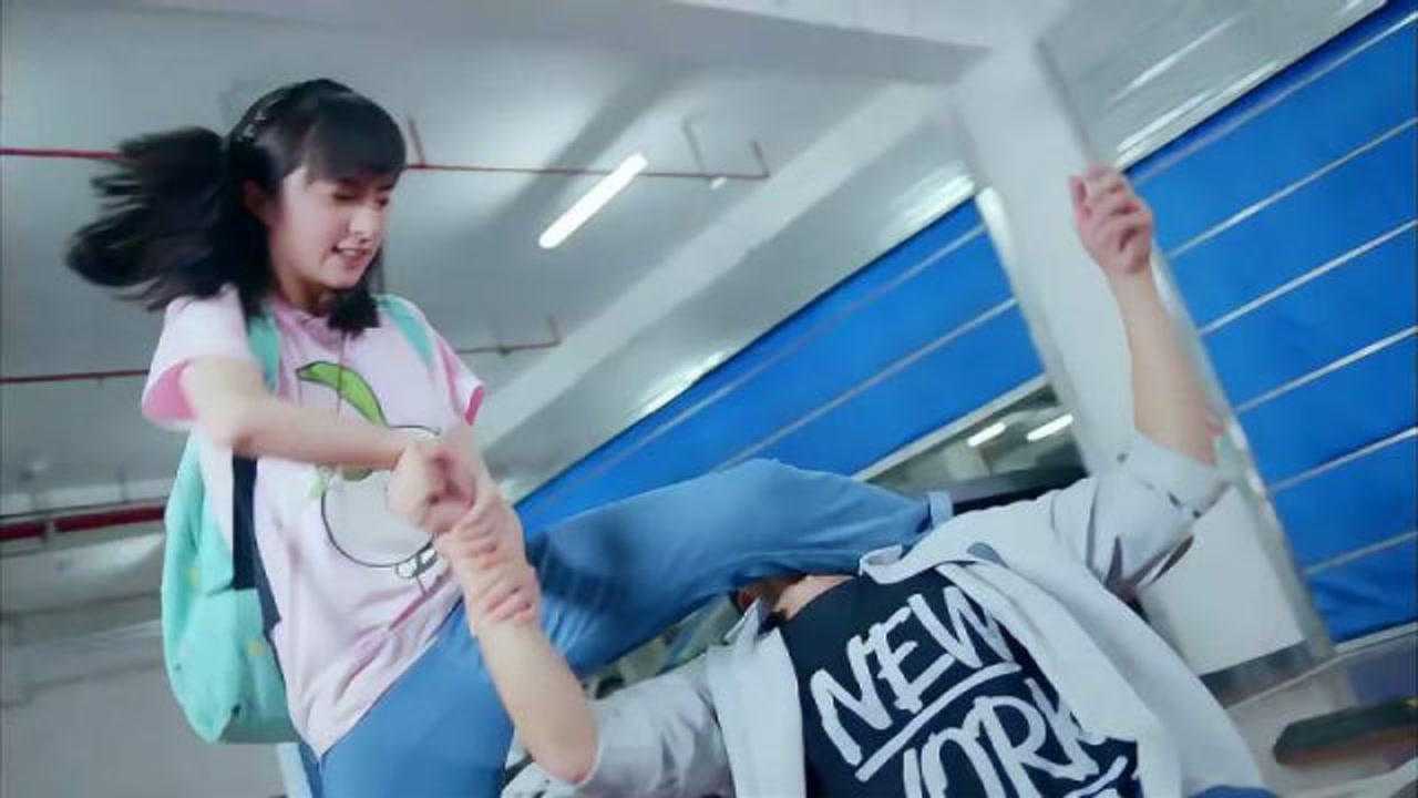 小伙以为女孩好欺负，殊不知女孩是跆拳道黑带，下一秒一脚踢废他_高清