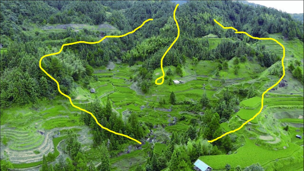 左右龙脉聚拢藏风聚气气势磅礴真是个风水宝地啊