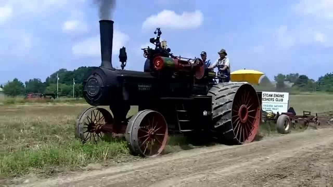 大型蒸汽拖拉机耕地,动力太强了,拖着6片犁耕地很轻松_腾讯视频