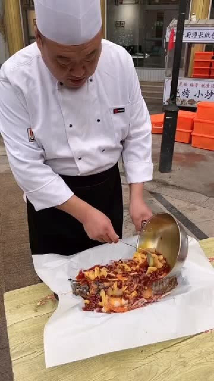 给厨师长30秒,纸包鱼瞬间搞定