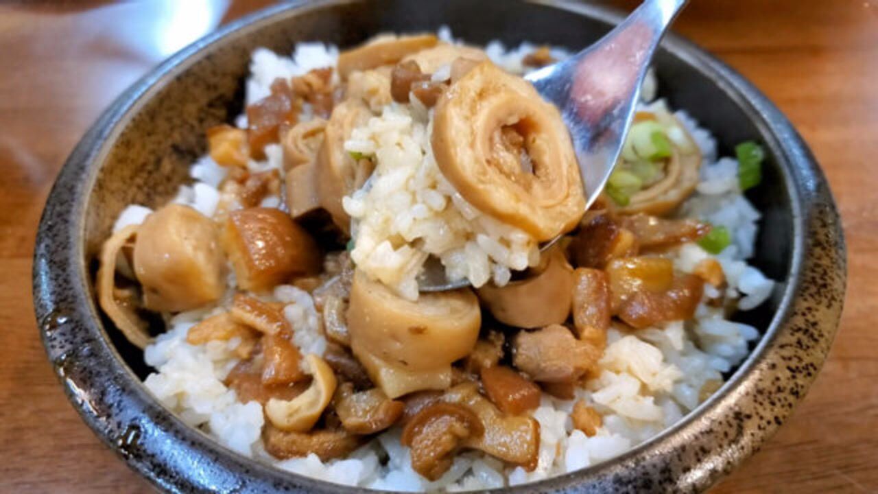 古香古色的台北饭店,大肠饭是特色,卤肉加肥滋滋的大肠,超好吃