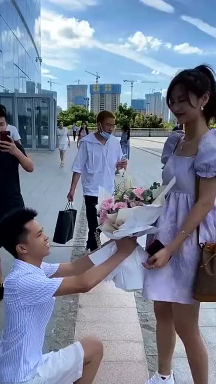 车模苏宁终于等到这一天富二代男友现场求婚这是准备退役了