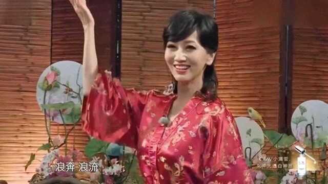 赵雅芝穿一袭红袍亮相,女神依旧不老,抢尽风头