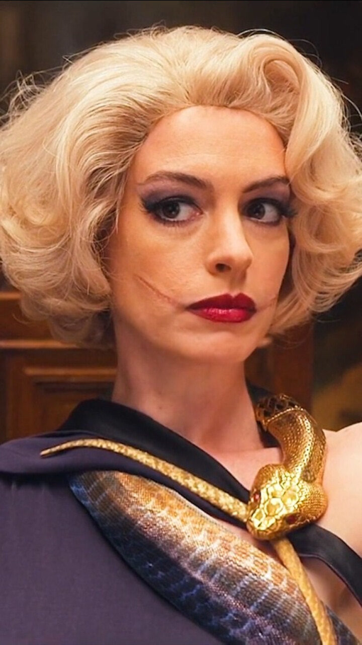 安妮海瑟薇大尺度扮演女巫,女神形象碎一地,视觉冲击有点大!