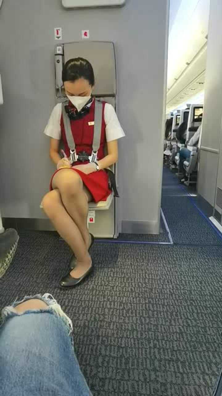 这是飞机的哪个位置,小哥哥对面竟然是空姐!