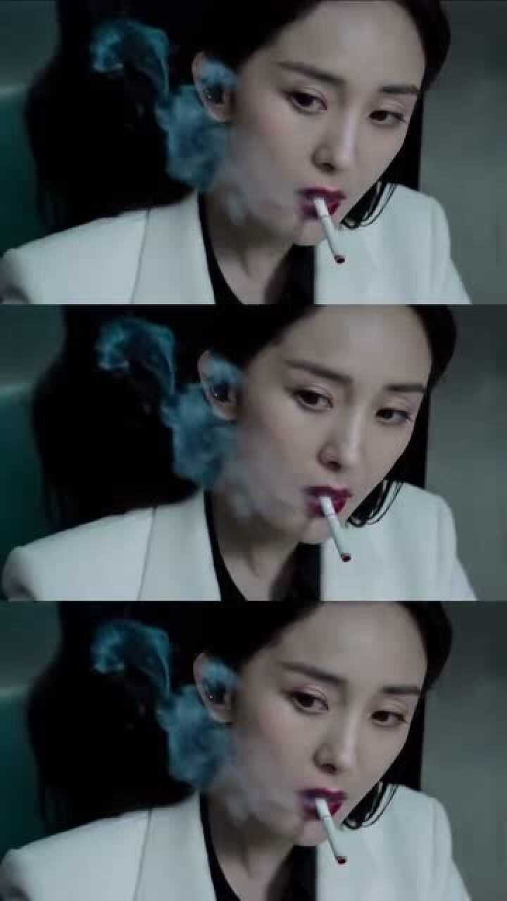 杨幂在刺杀小说家里的造型太飒了特别是吸烟的这段看来是个狠的角色