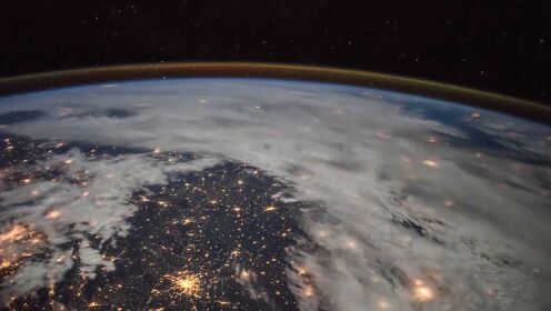美丽无比！这里是太空，那下面是夜晚的欧洲