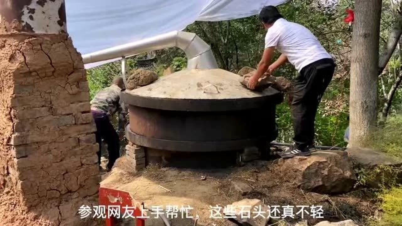 农村一家子大铁锅熬制黄蒿油,辛苦并快乐着,说劳动挣的钱踏实!