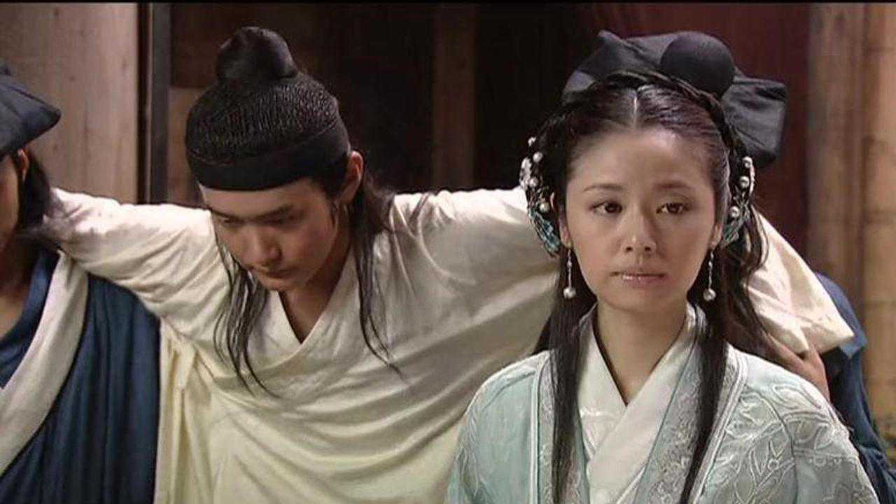 致卿挨了板子疼痛不已,秀云帮他敷药疗伤!_腾讯视频