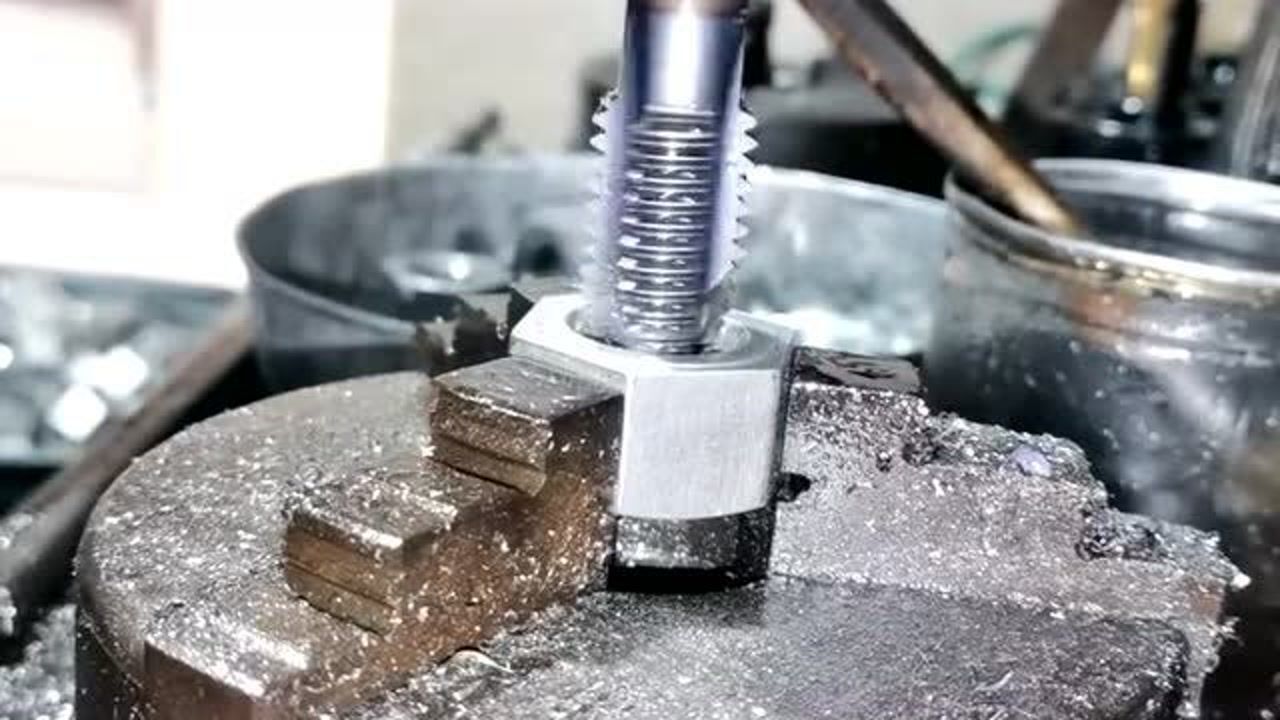 一个视频看懂什么叫攻丝简单直观基本都是机器出力