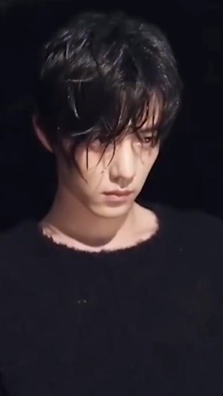 肖战的湿发诱惑出淤泥而不染濯清涟而不妖