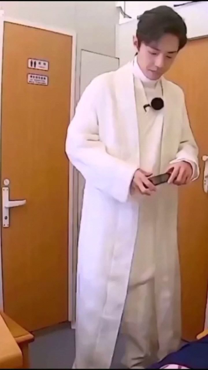 肖战穿盖娅传说太仙了吧白色长衫水墨刺绣都很好看