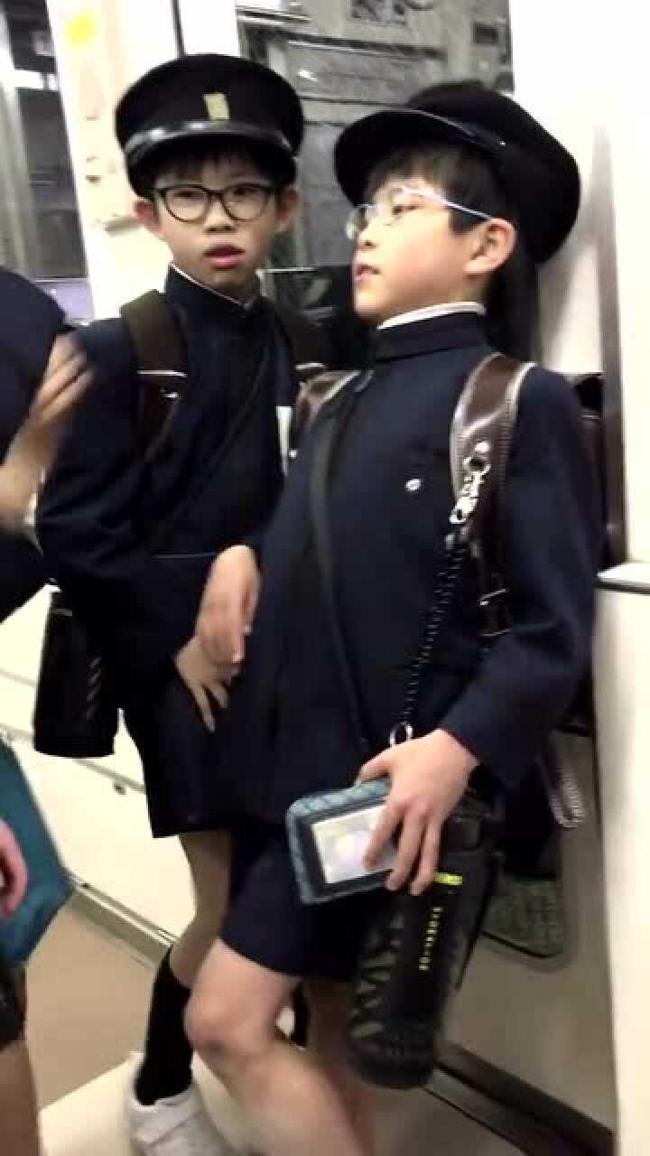 可爱的日本小正太，这么冷的天了，居然还穿着短裤_高清