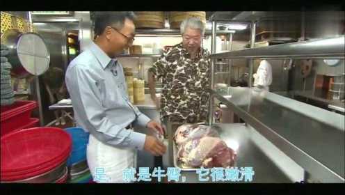 香港食神蔡澜先生带大家见识一下最正宗的干炒牛河，一看就饿了！