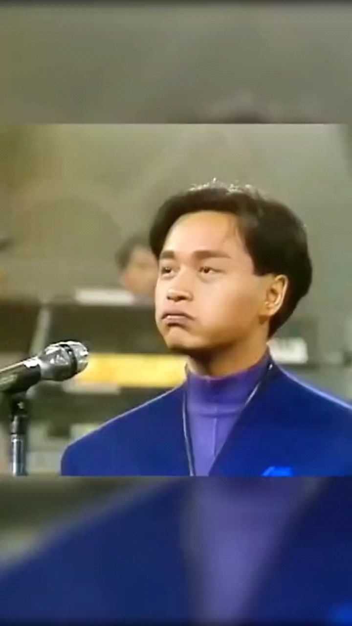 张国荣 一旦在舞台上嗨起来,麦克风简直就是一个玩具!