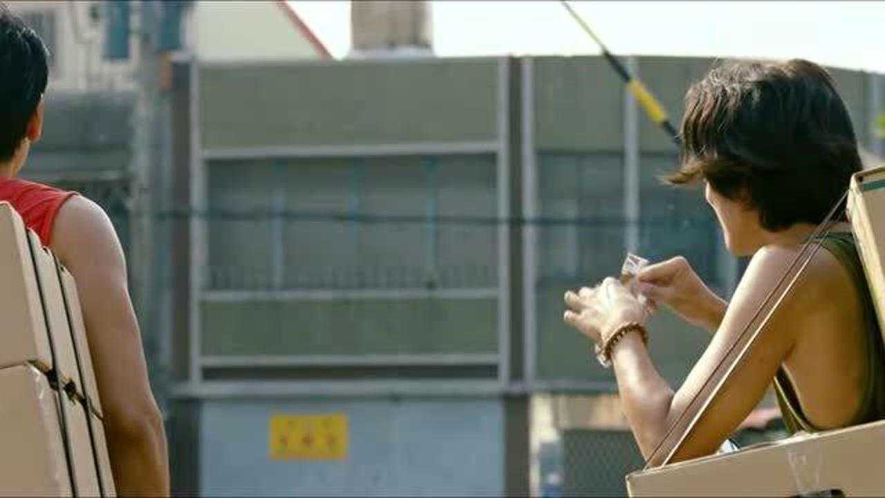 翻滚吧阿信第二段阿信和菜脯两人送水果路上怒砸叫嚣者的车