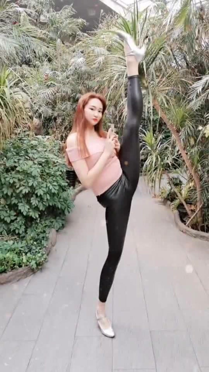 美女穿着皮裤就来玩一字马你这技术厉害啊