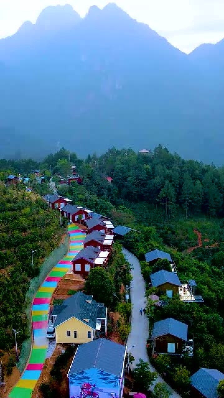 平和灵龙谷,面朝灵通山,天然氧吧,悬空玻璃吊脚楼民宿.