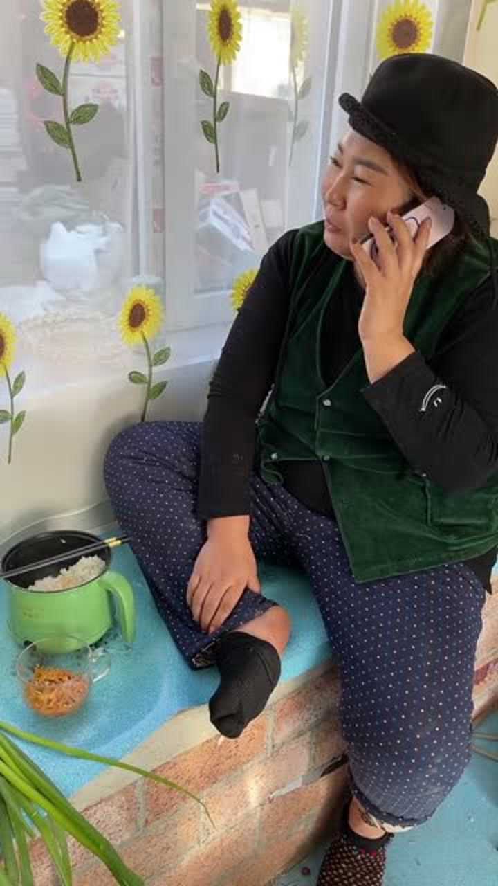 东北大哥真疼媳妇大姐一饿就给她做饭吃大姐真是嫁了个好老公