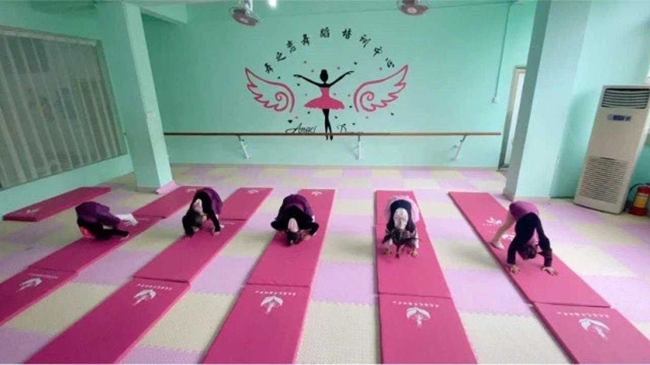 幼儿舞蹈滚翻和摇摇船练习玩中学习学中玩寓教于乐