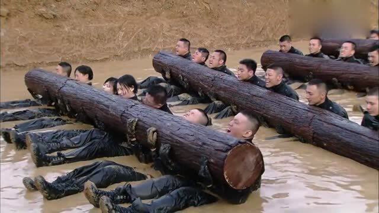 特警选拔残酷无比队员泥潭里抱圆木仰卧起坐太精彩了