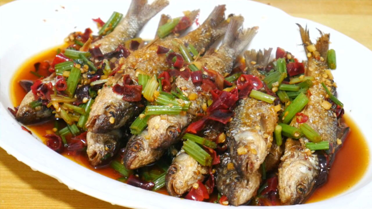 教你正宗的红烧小鲫鱼做法,技巧全告诉你,鱼肉鲜嫩好吃不油腻