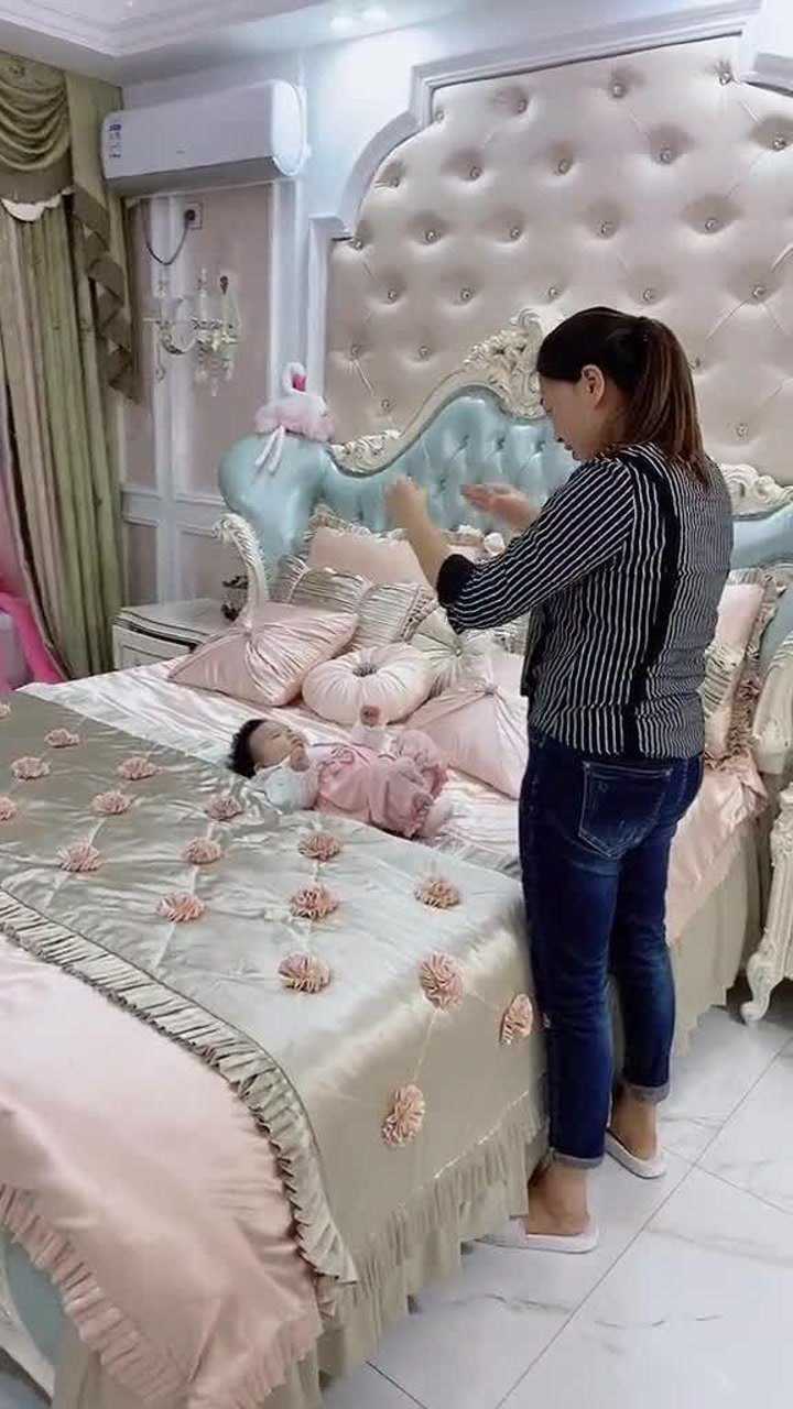 保姆一个人在家带孩子,偷拍到感动哭了,对我孩子掏心掏肺的好