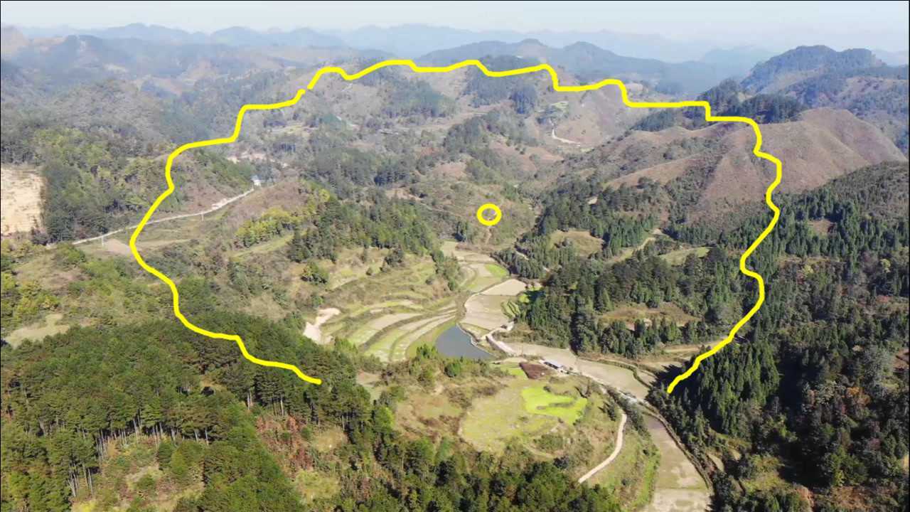 左右龙虎环抱犹如莲花盛开藏风聚气一个顶级的风水宝地啊