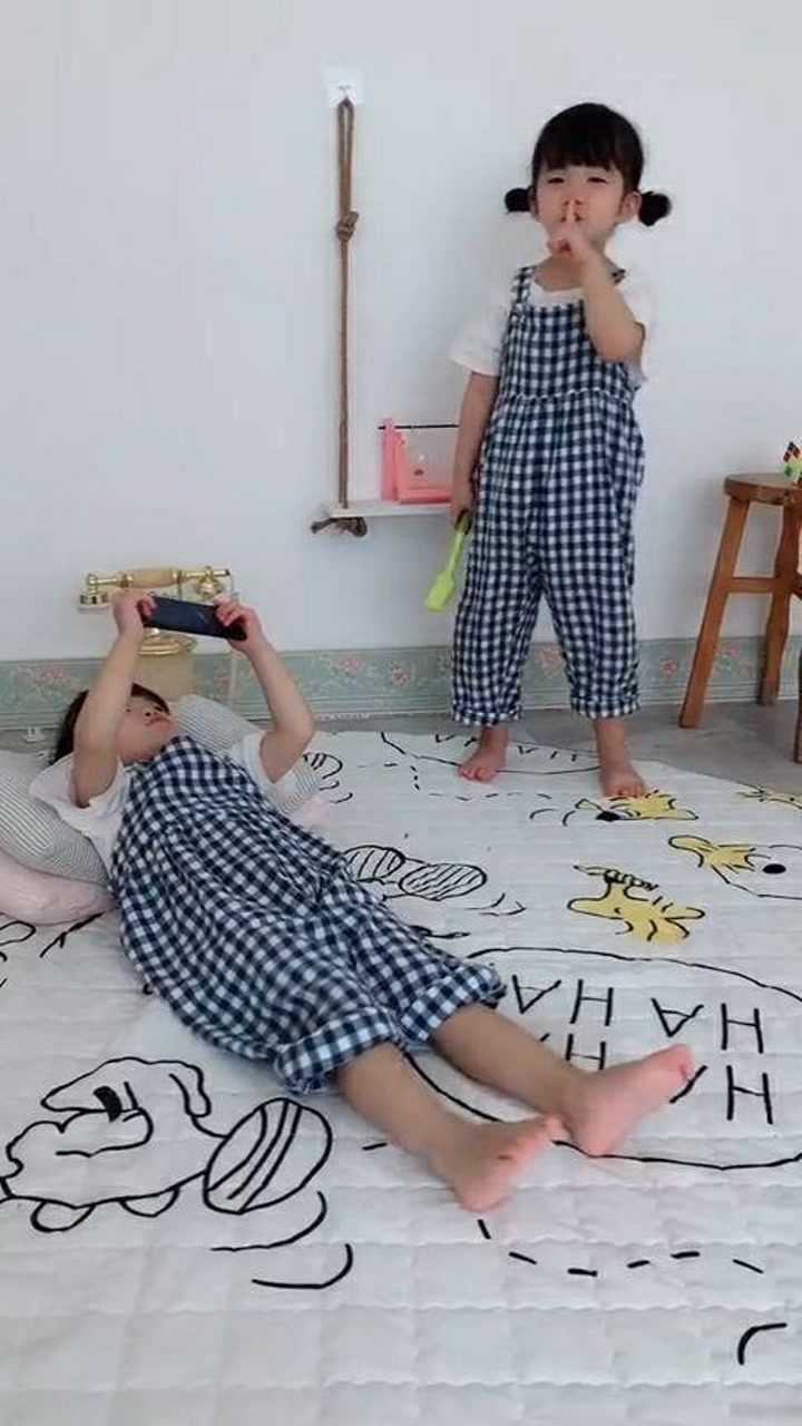 调皮姐妹俩刷子刷脚底