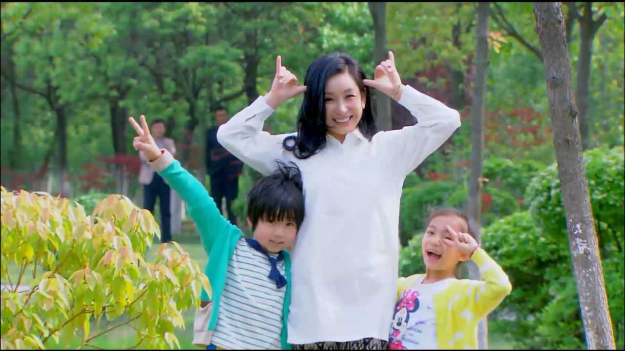 妈妈向前冲汪晴和孩子拍照谁知一看照片发现后面站着自己前男友