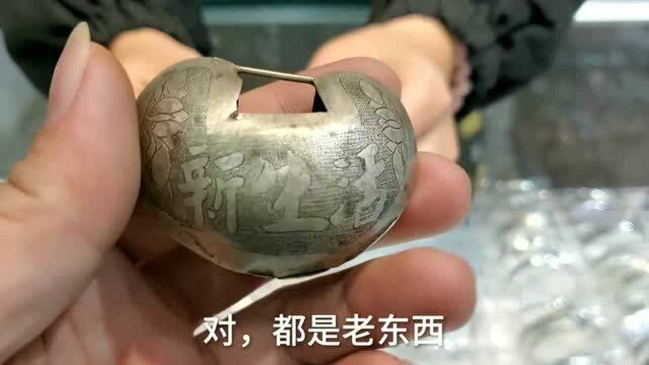 女子母亲留下的两样东西不知道怎么选老板经过一番介绍突然知道怎么选