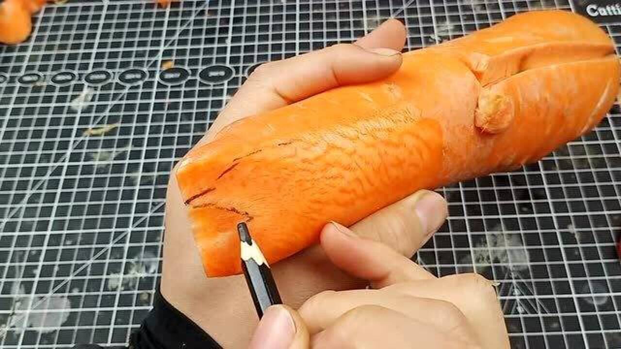 食品雕刻胡萝卜鸟头制作教程!看出是什么鸟头了吗?真佩服师傅手艺了!