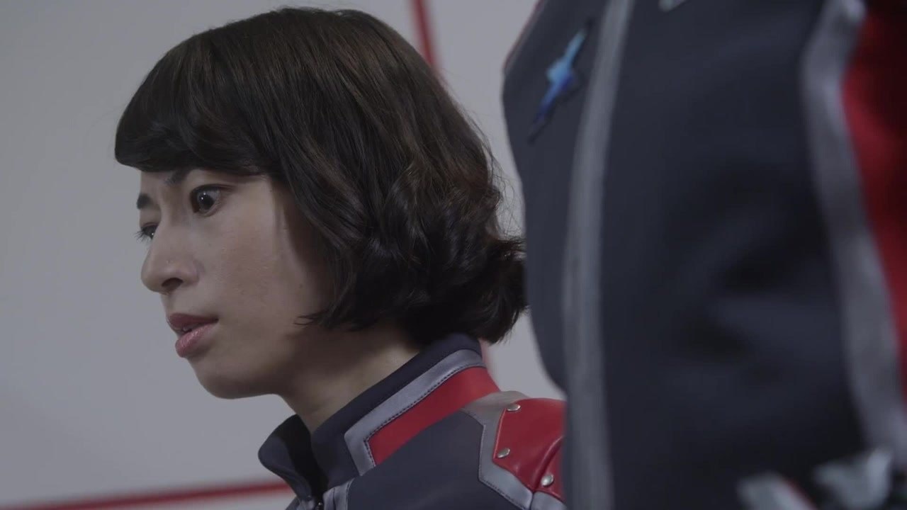 艾克斯奥特曼大地当着明日奈变身艾克斯她直接愣住了