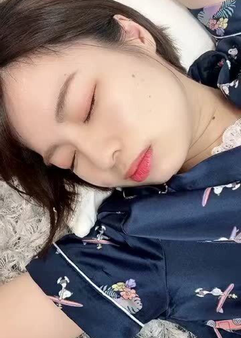 小伙整蛊女友,趁她睡觉在她脸上画画,太搞笑了