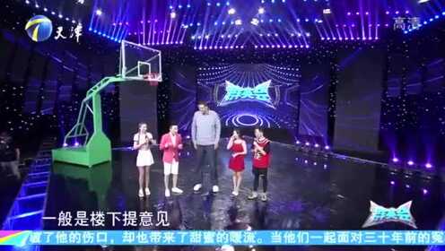 孙明明和主持人站在一起，虽是5人同台，其它4人看起来却像小孩子