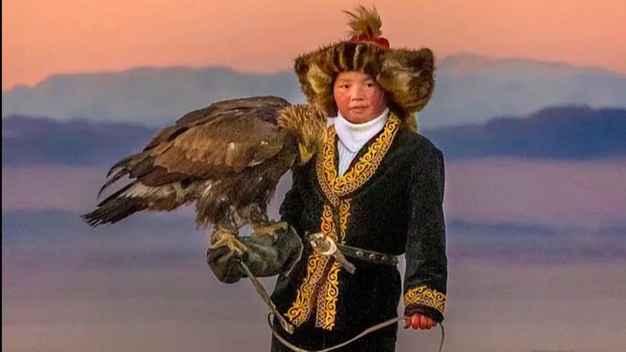 13岁女孩极寒之地持鹰猎狐勤奋训练勇夺头名打破封建老思想