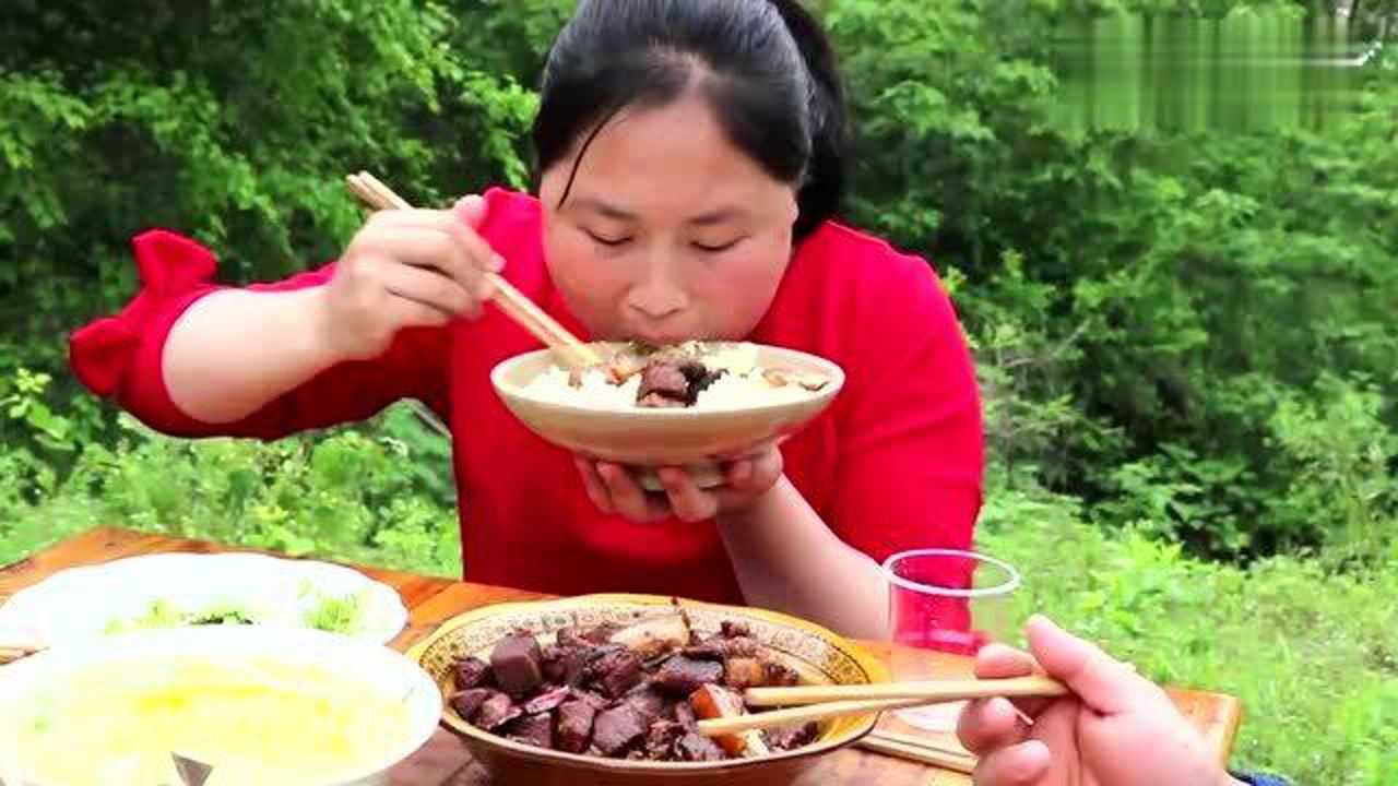 胖妹吃红烧肉图片