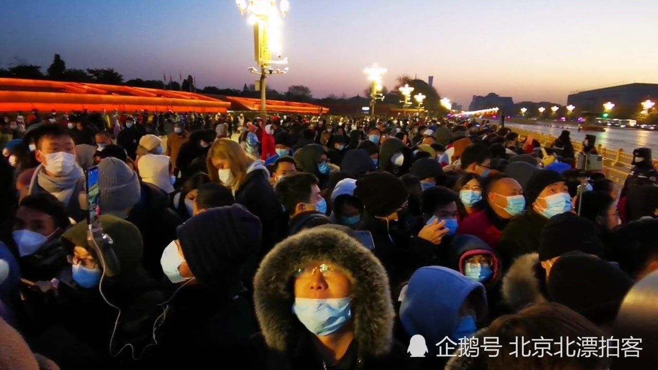 1月1日凌晨天安门人山人海看到升旗的那一刻好多人泪流满面