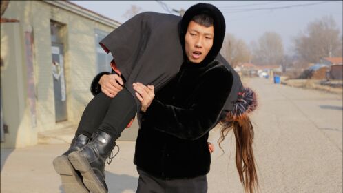 美女喝醉酒被男友扛回家,不料女友竟是装醉,结局太逗了